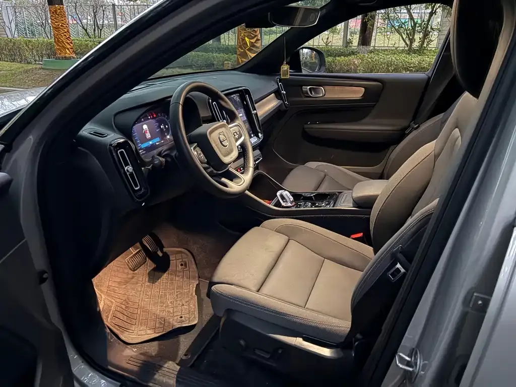 Volvo XC40 2023 из CN, фото 2