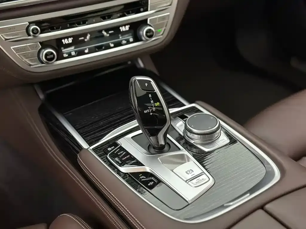 BMW 7 Series — фото 8