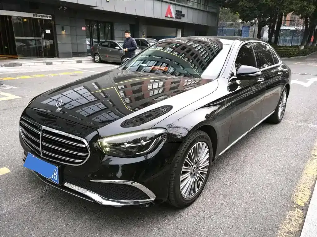 Mercedes-Benz E-Class — фото 1