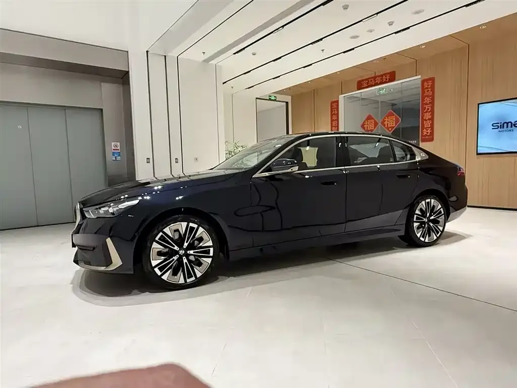 BMW 5 Series 2025 из CN, фото 8