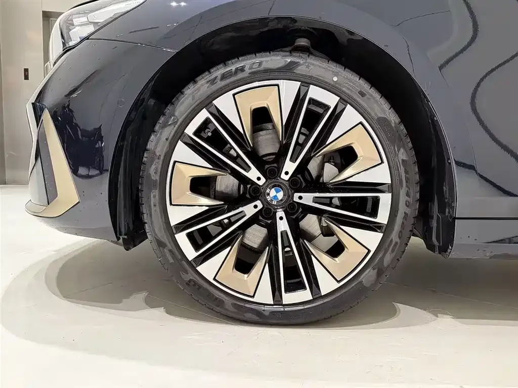 BMW 5 Series 2025 из CN, фото 10