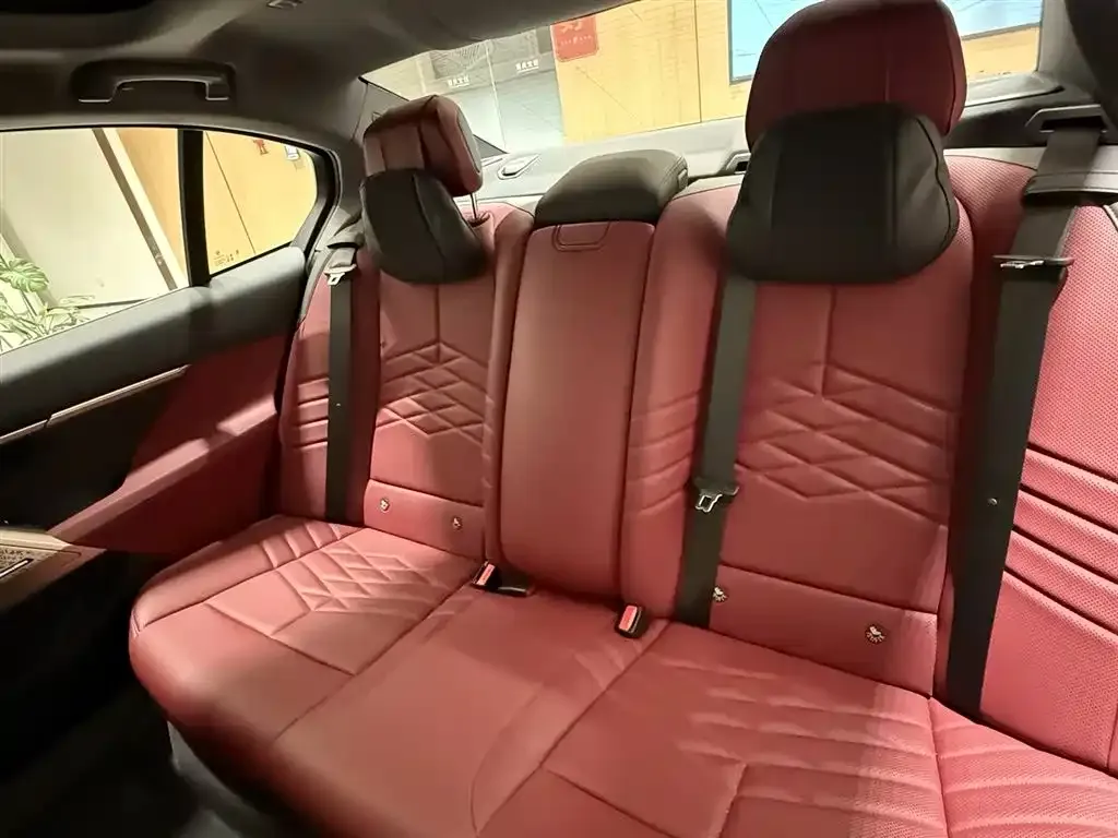 BMW 5 Series 2025 из CN, фото 4
