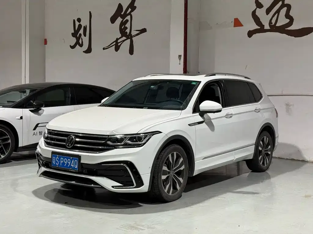 Volkswagen Tiguan L — фото 1