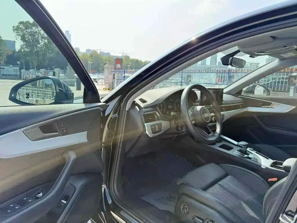 Audi A4L 2022 из CN, фото 4