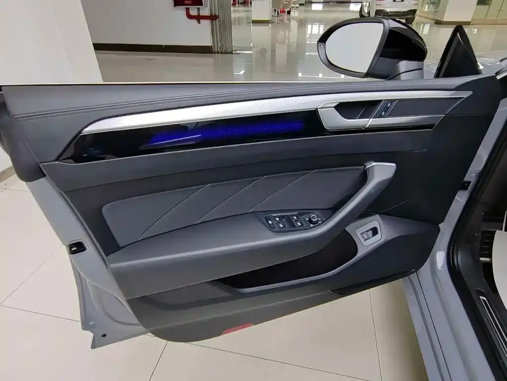 Volkswagen CC 2024 из CN, фото 8