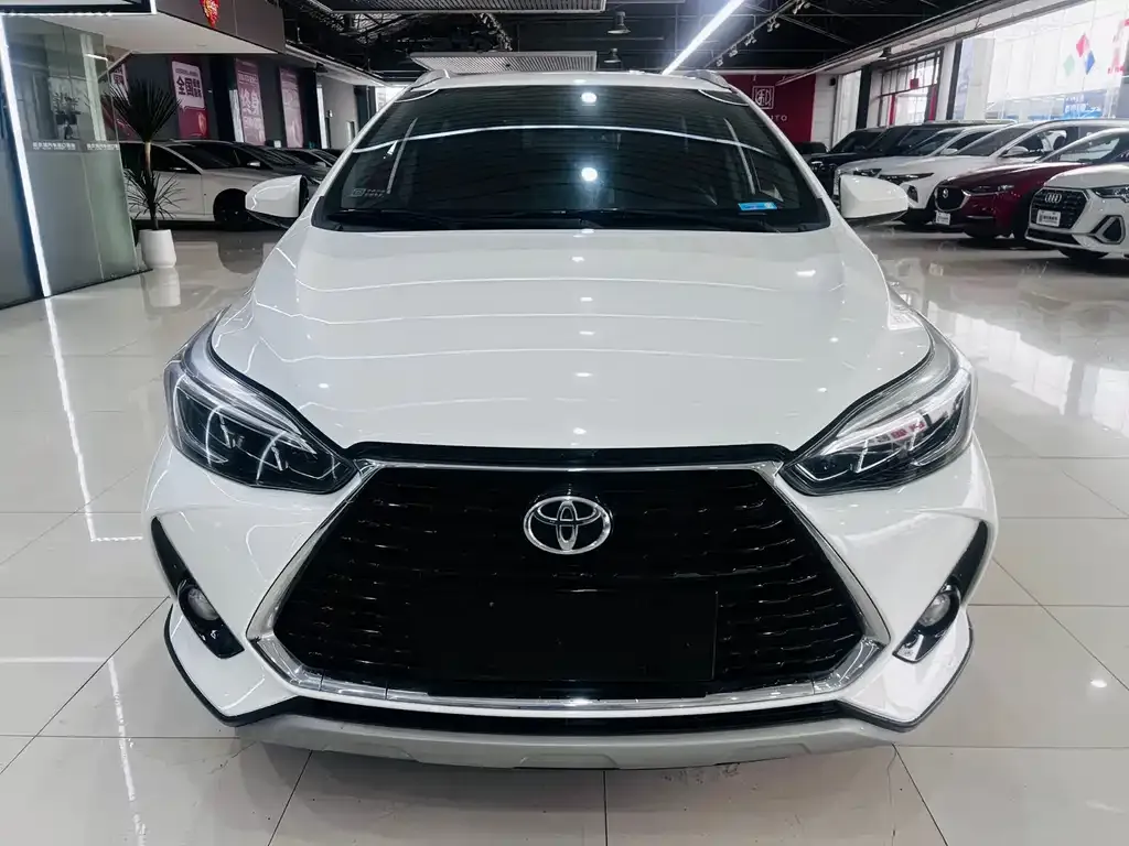 Toyota Yaris L — фото 1