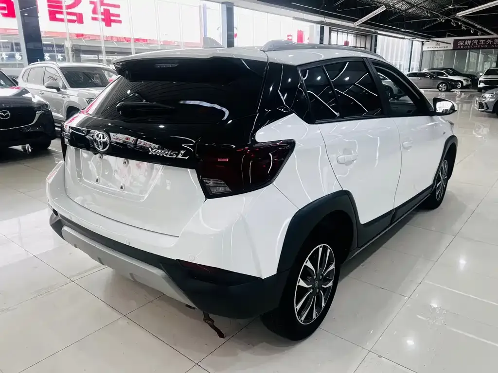 Toyota Yaris L — фото 5