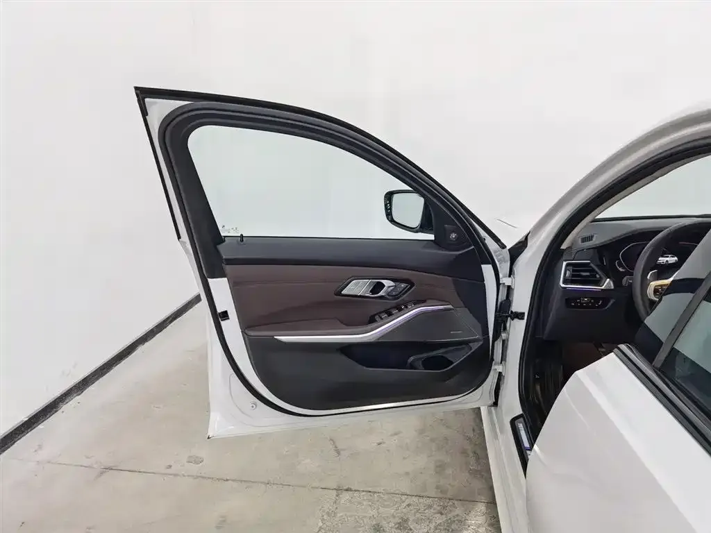 BMW 3 Series 2021 из CN, фото 3