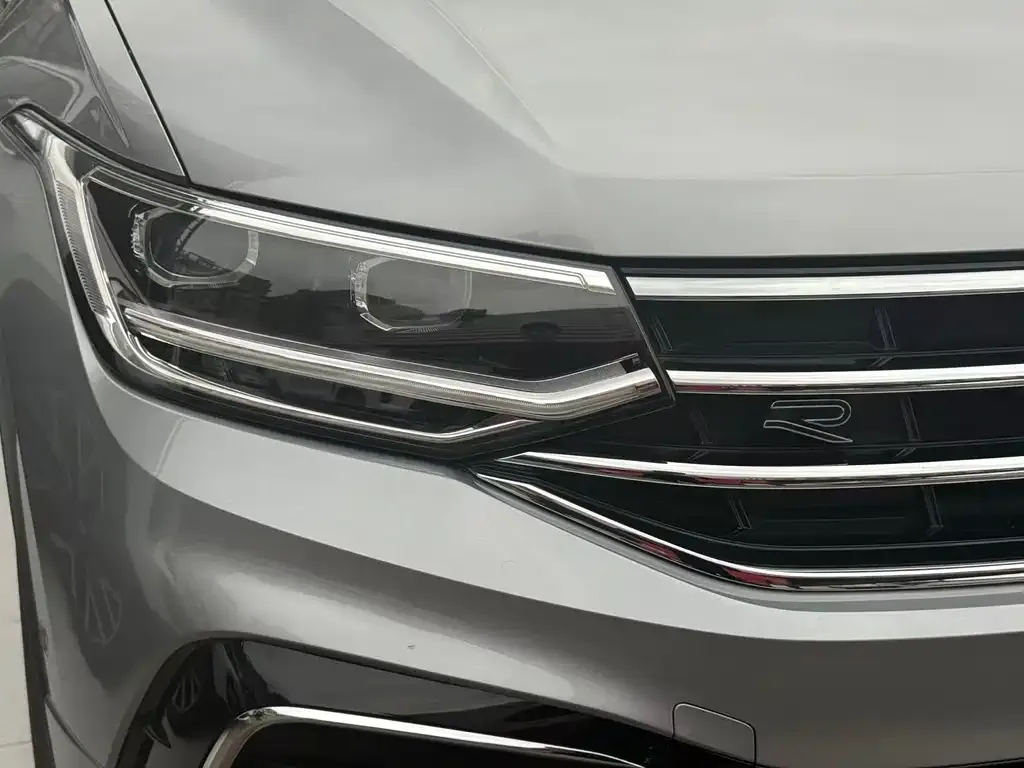 Volkswagen Tiguan L — фото 2