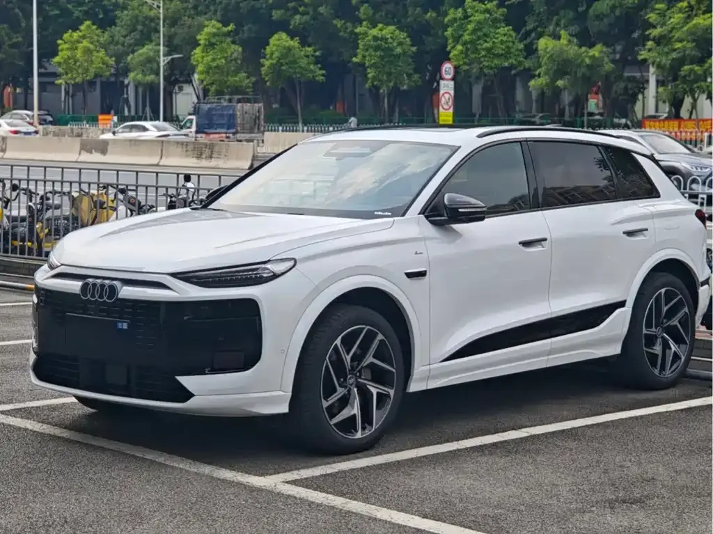 Audi Q6L e-tron — фото 1
