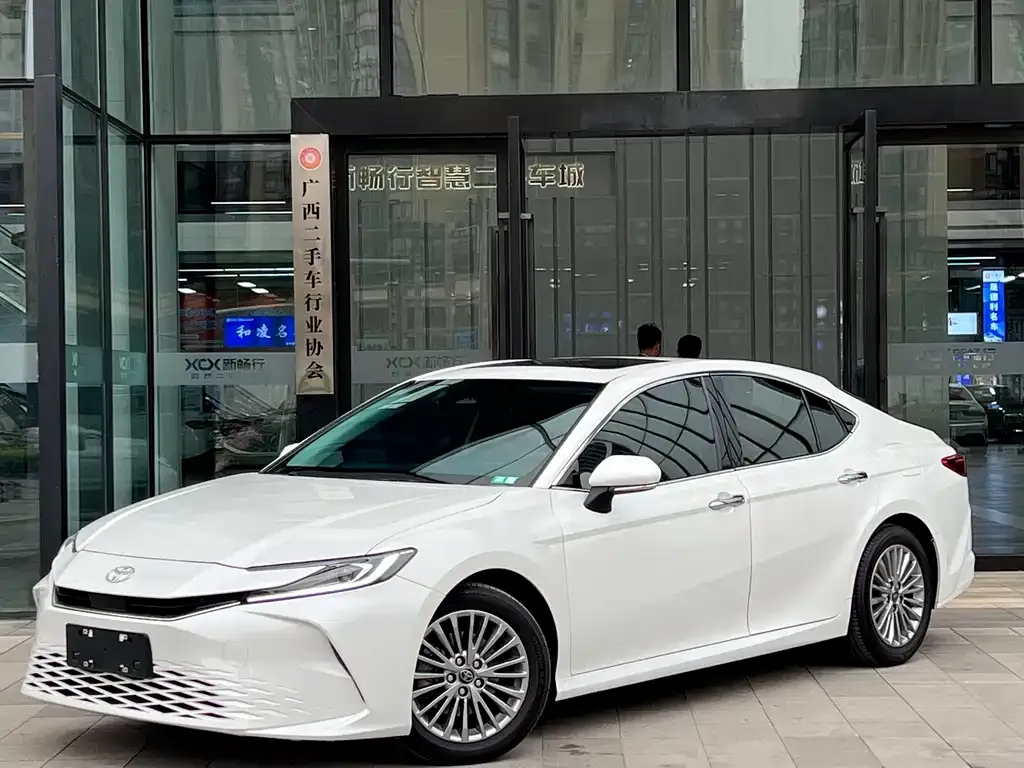 Toyota Camry — фото 1