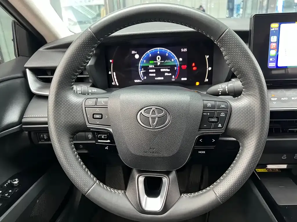 Toyota Camry — фото 10