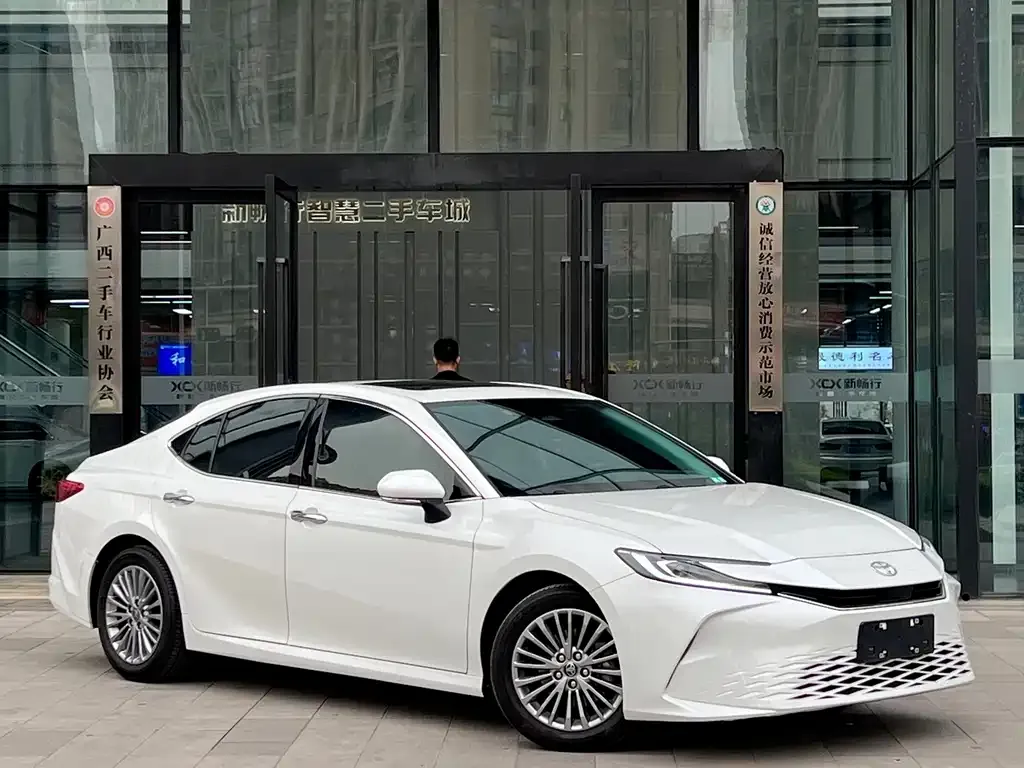 Toyota Camry — фото 2