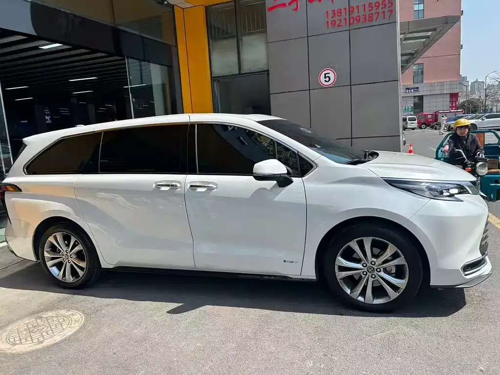 Toyota Sienna 2024 из CN, фото 3