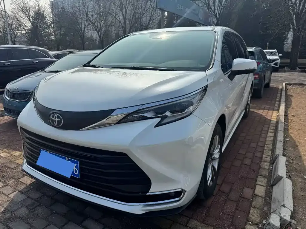 Toyota Sienna 2023 из CN, фото 1