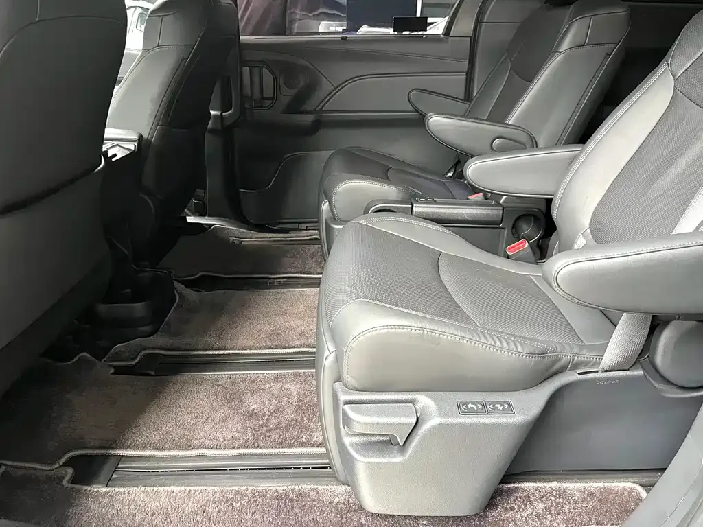 Toyota Sienna 2024 из CN, фото 10