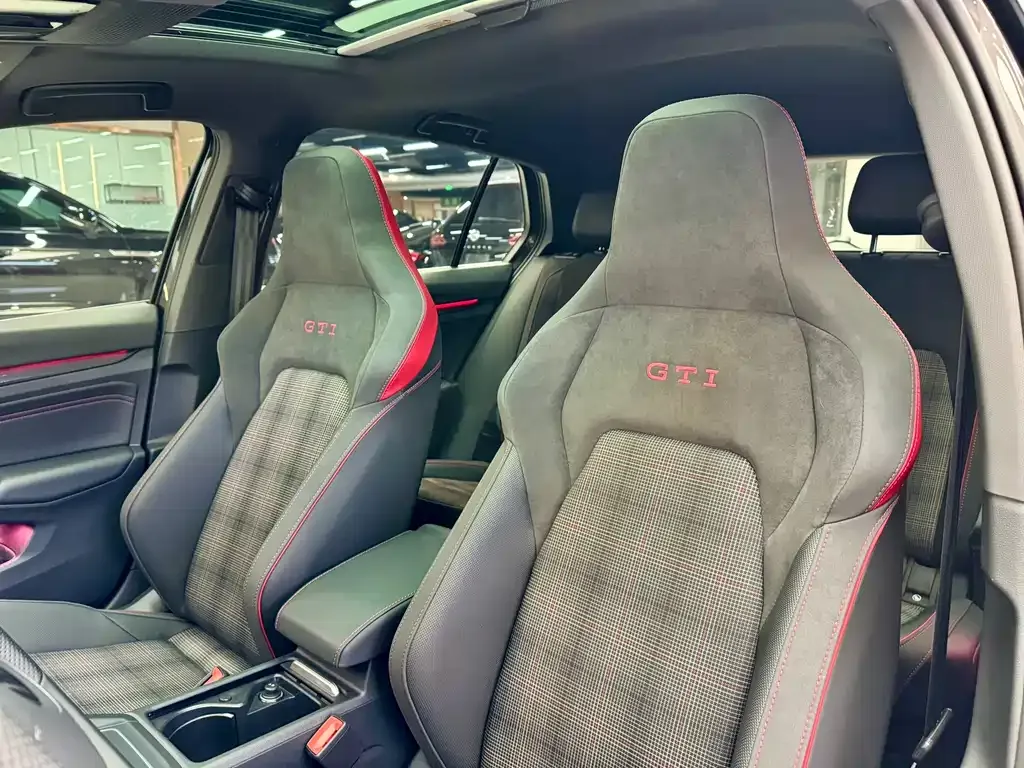 Volkswagen Golf GTI 2023 из CN, фото 9