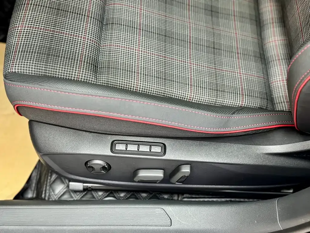 Volkswagen Golf GTI 2023 из CN, фото 10