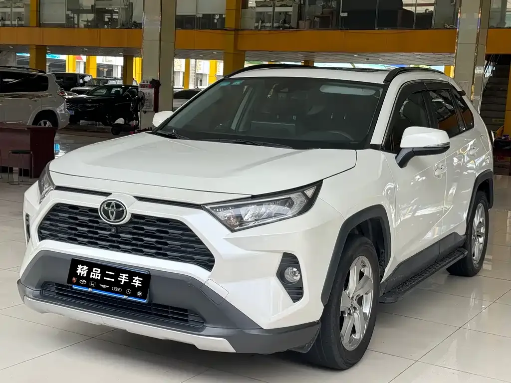Toyota RAV4 — фото 1