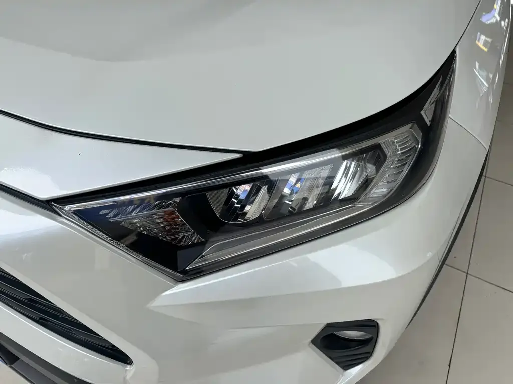 Toyota RAV4 — фото 10