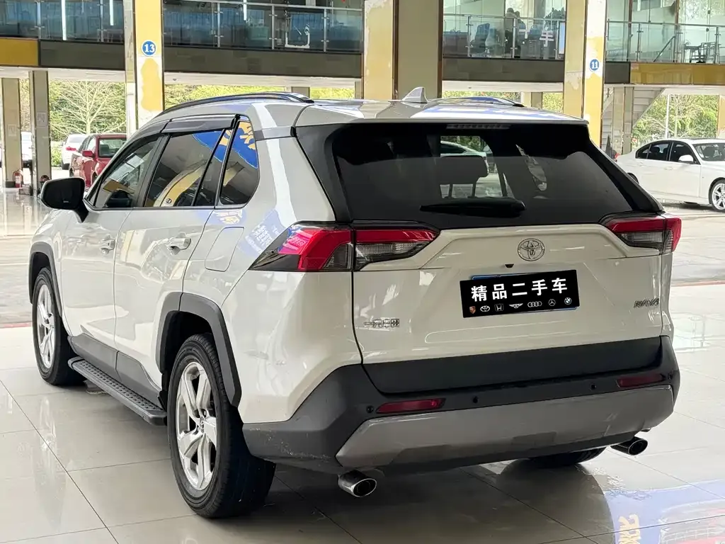 Toyota RAV4 — фото 9