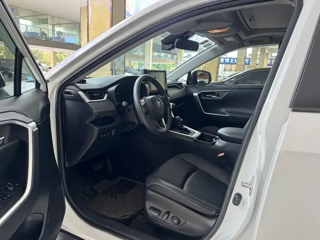 Toyota RAV4 — фото 2