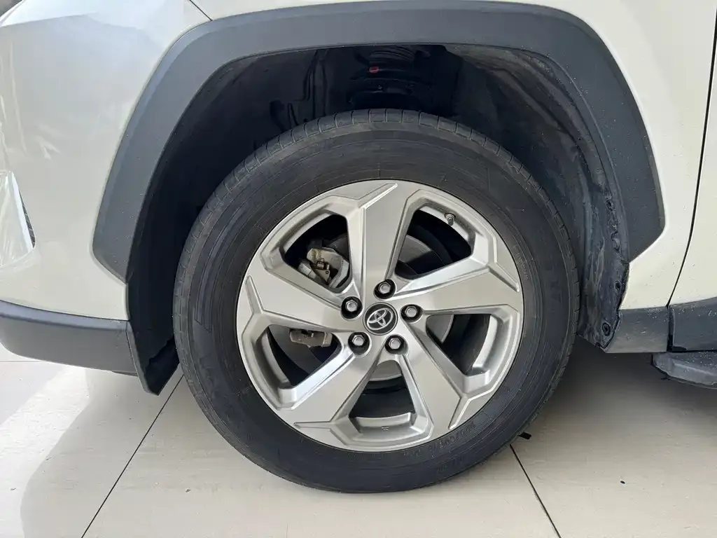 Toyota RAV4 — фото 5