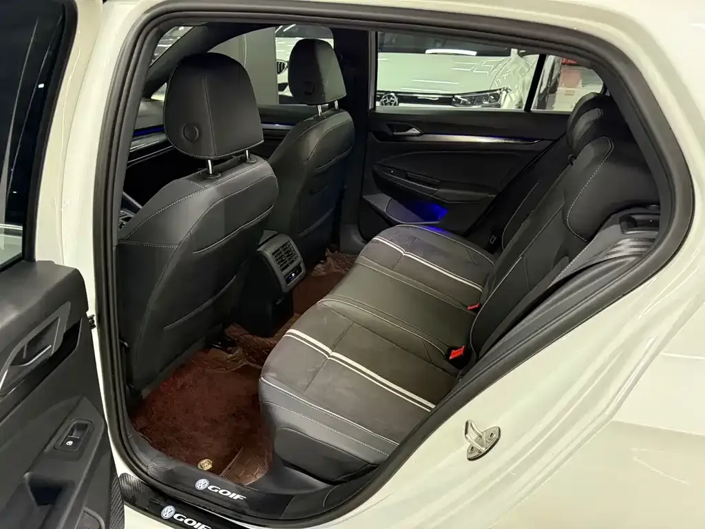 Volkswagen Golf 2023 из CN, фото 4