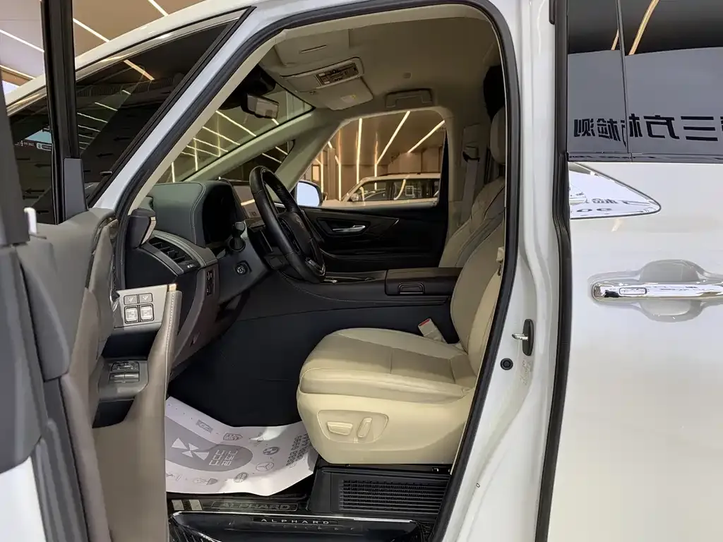 Toyota Alphard 2023 из CN, фото 9