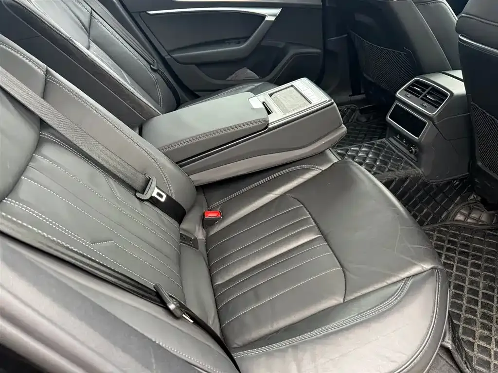 Audi A6L 2023 из CN, фото 6