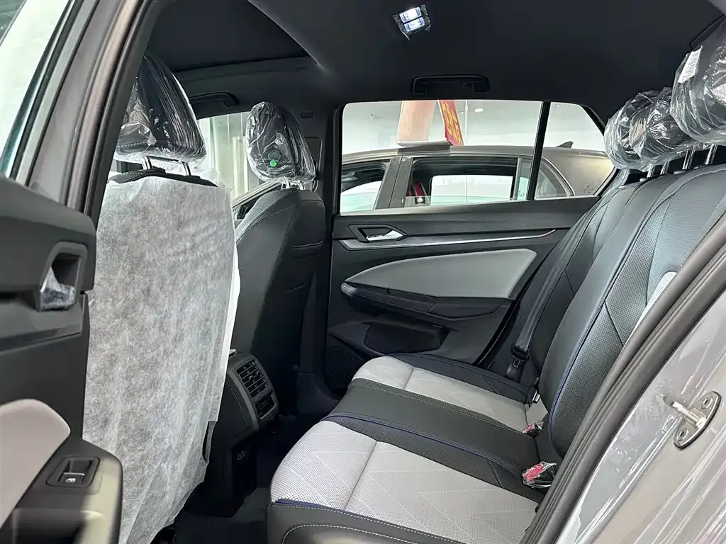 Volkswagen Golf 2025 из CN, фото 2