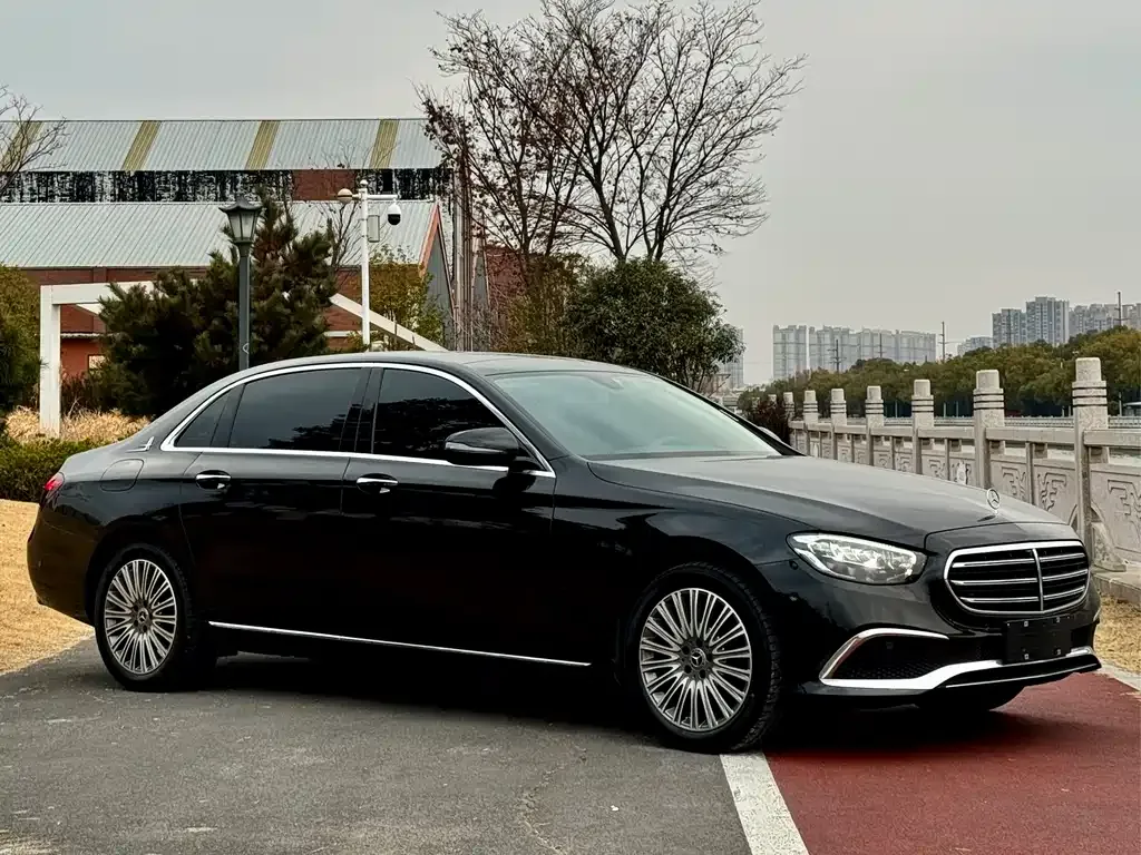 Mercedes-Benz E-Class — фото 1