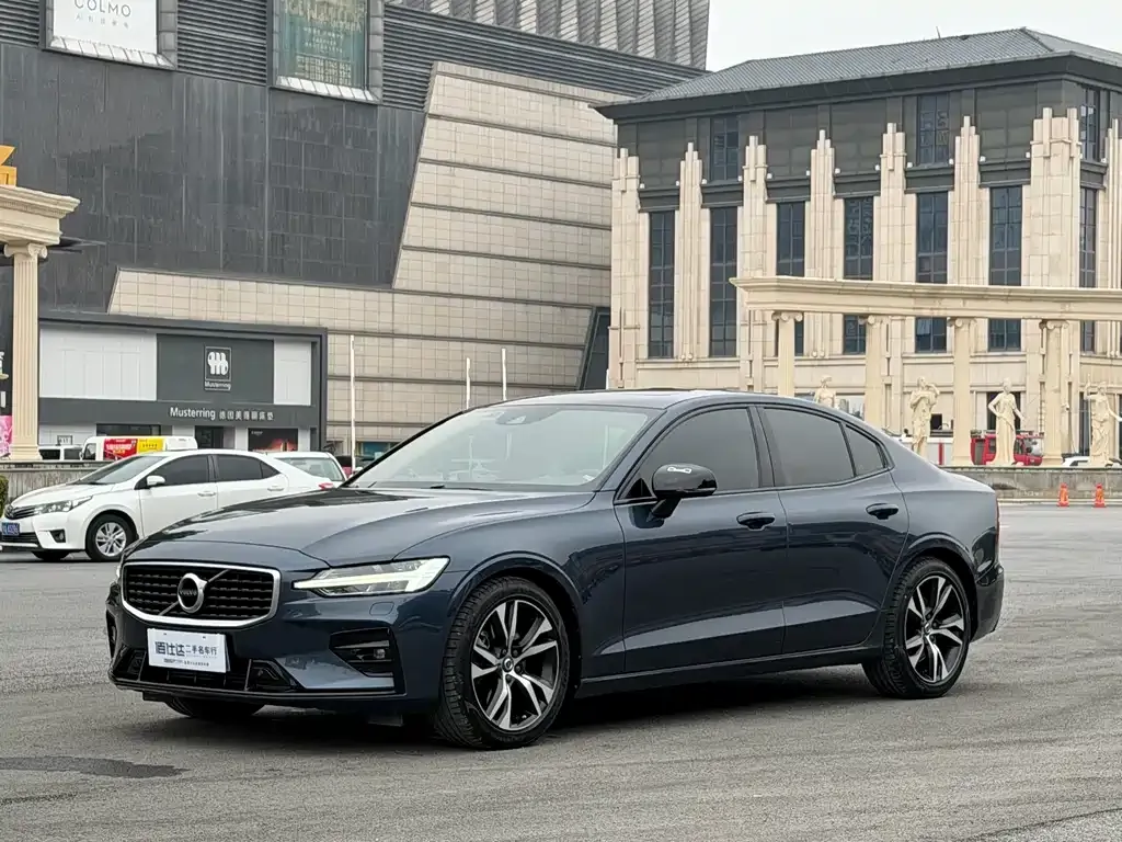 Volvo S60 — фото 1
