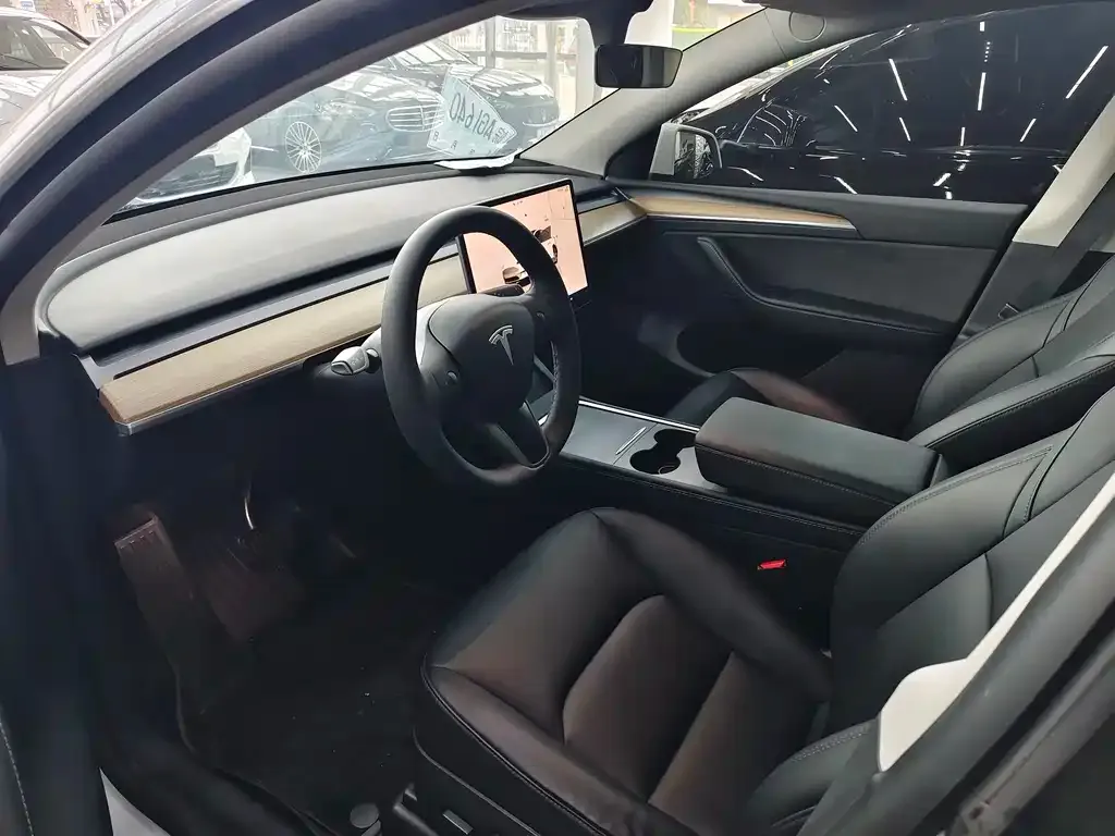Tesla Model Y — фото 6