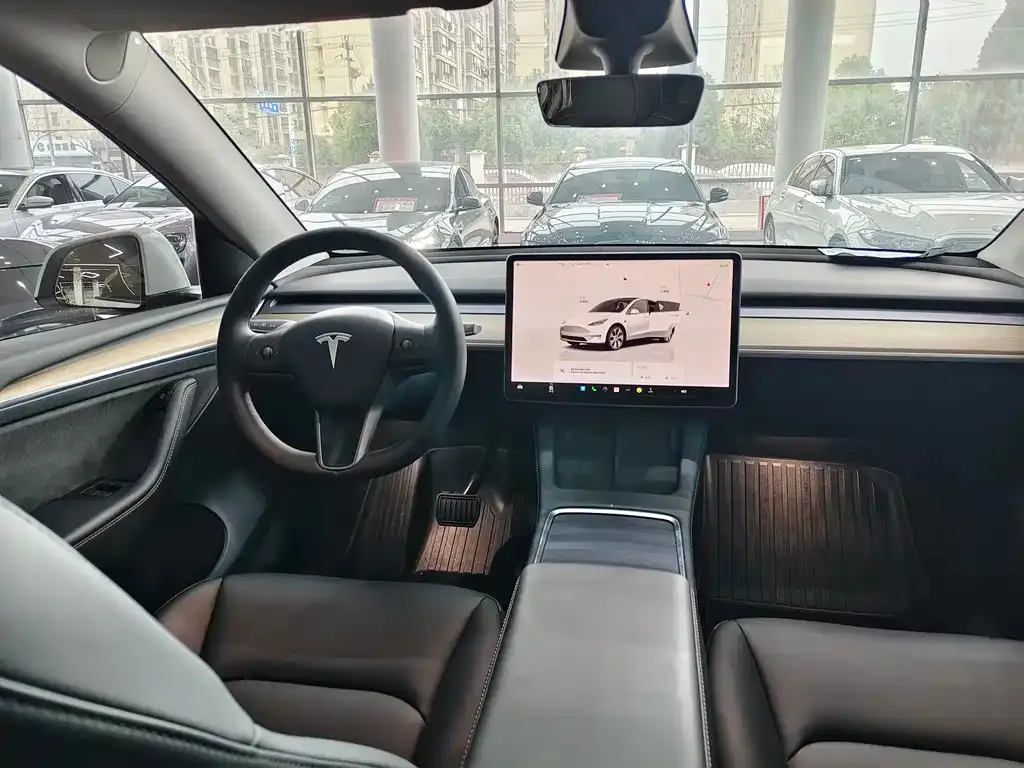 Tesla Model Y — фото 8