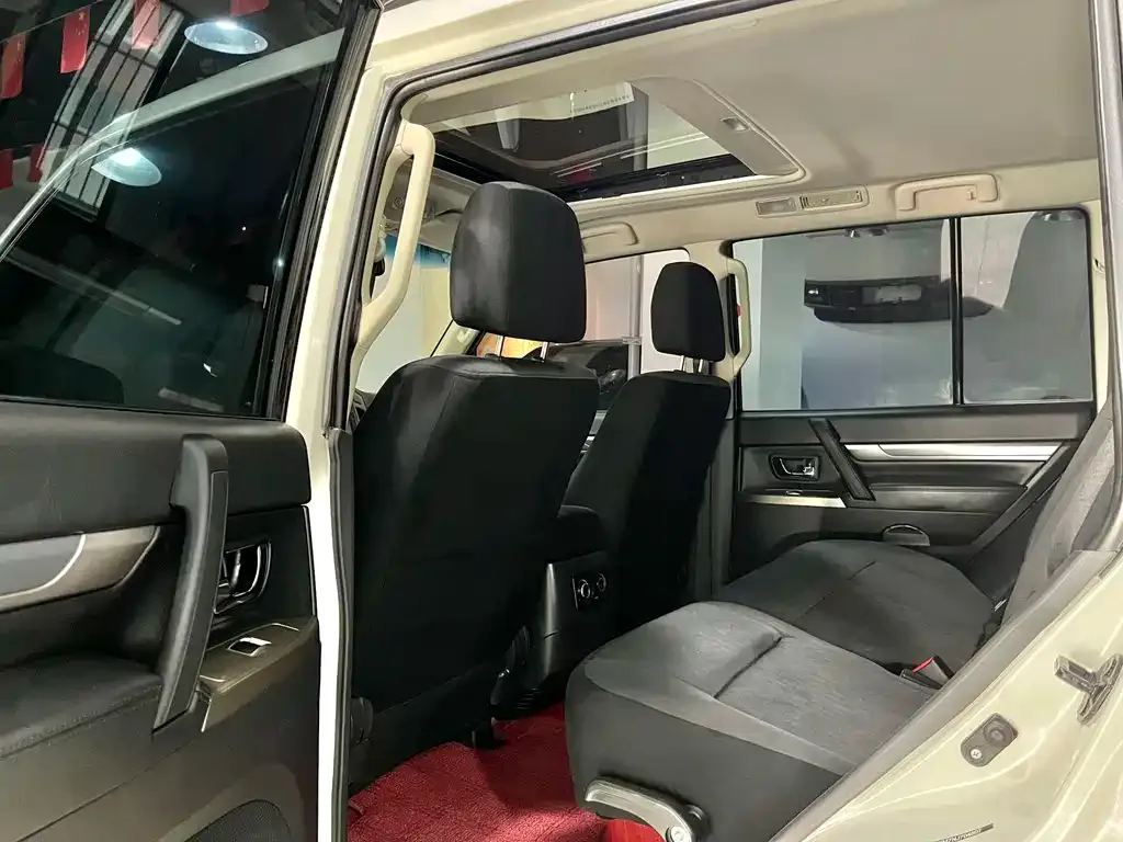 Mitsubishi Pajero (Import) 2025 из CN, фото 3