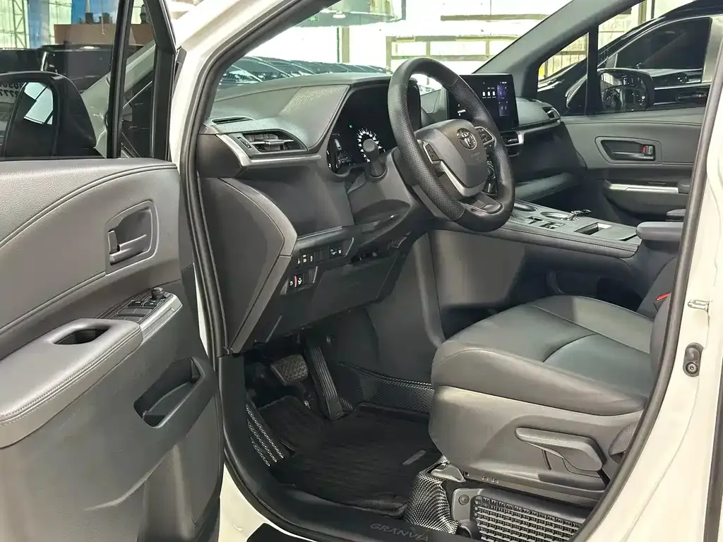 Toyota Granvia — фото 4