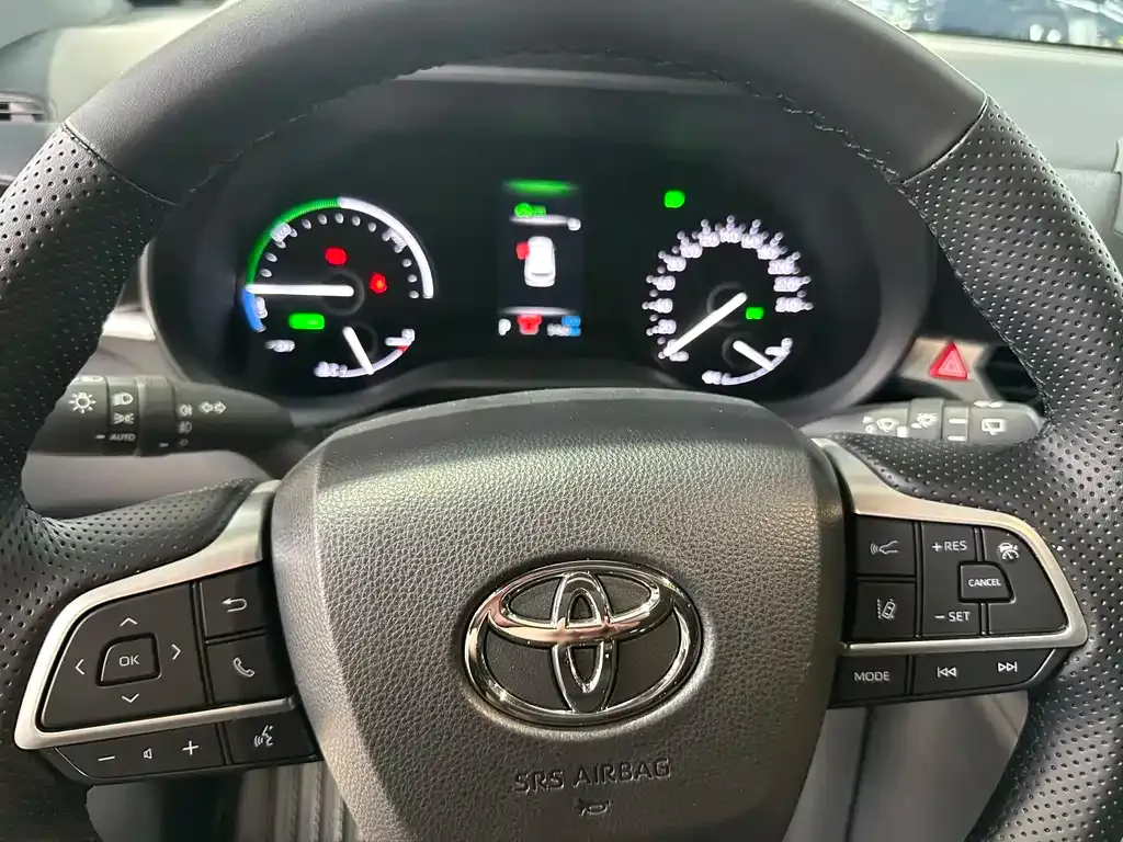 Toyota Granvia — фото 10