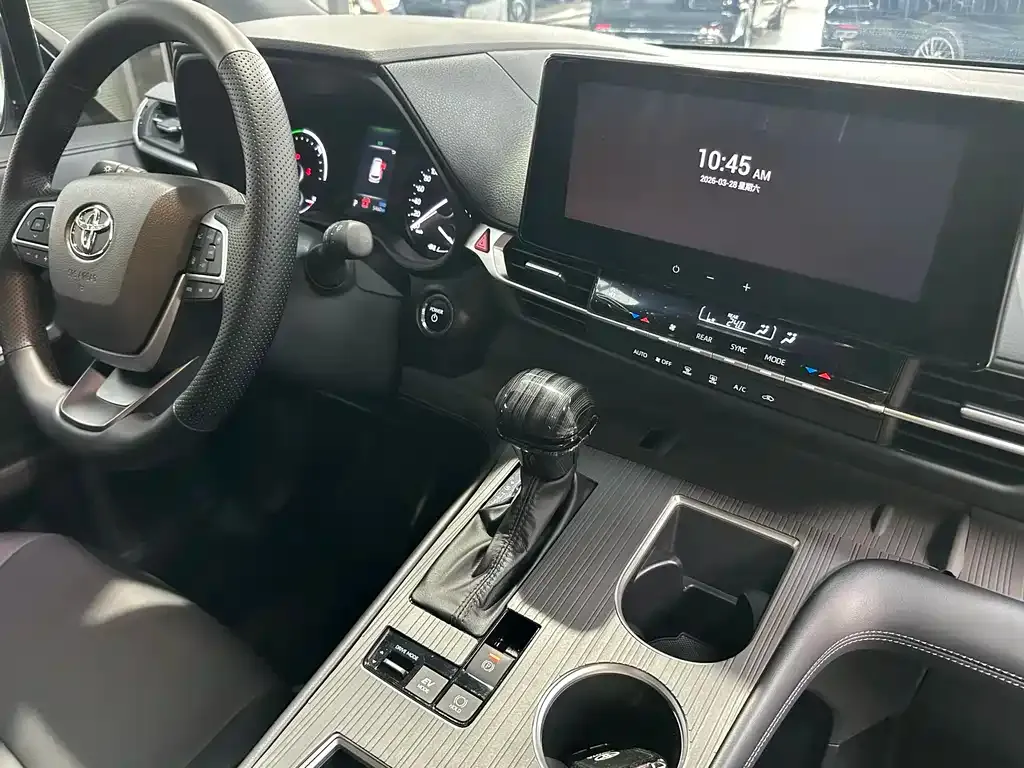 Toyota Granvia — фото 6