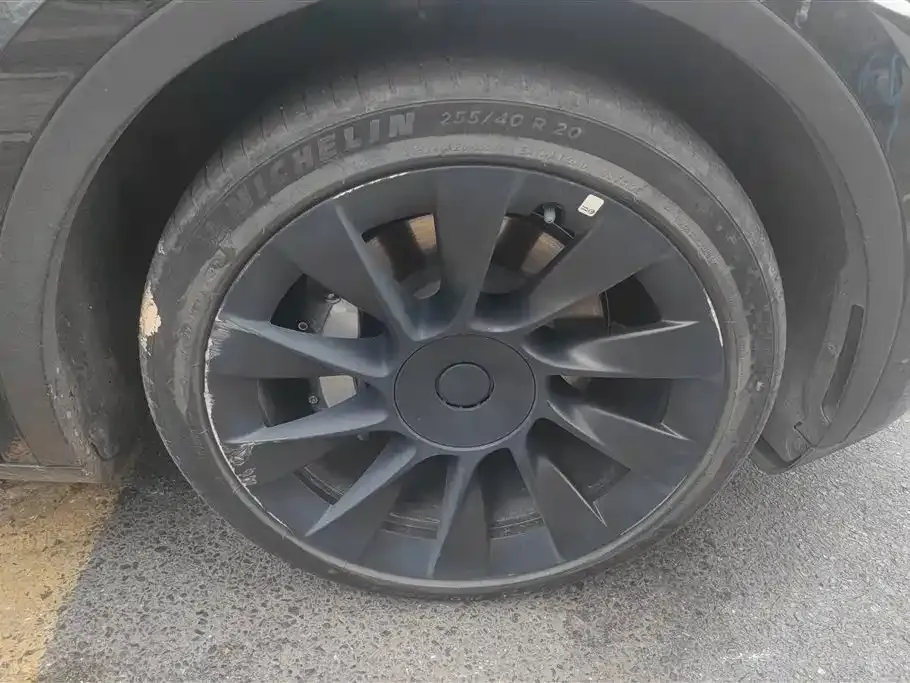 Tesla Model Y — фото 10