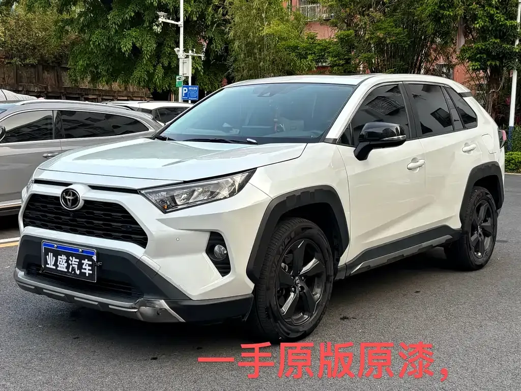 Toyota RAV4 — фото 1