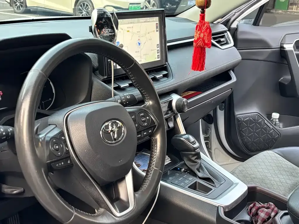 Toyota RAV4 — фото 6