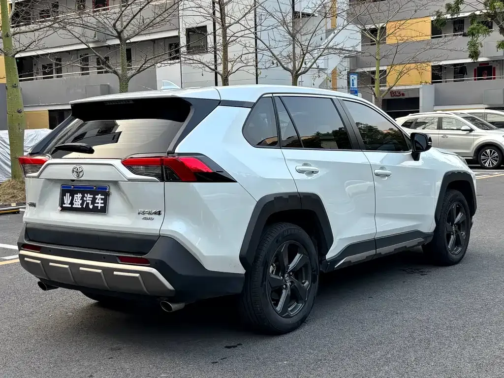 Toyota RAV4 — фото 9