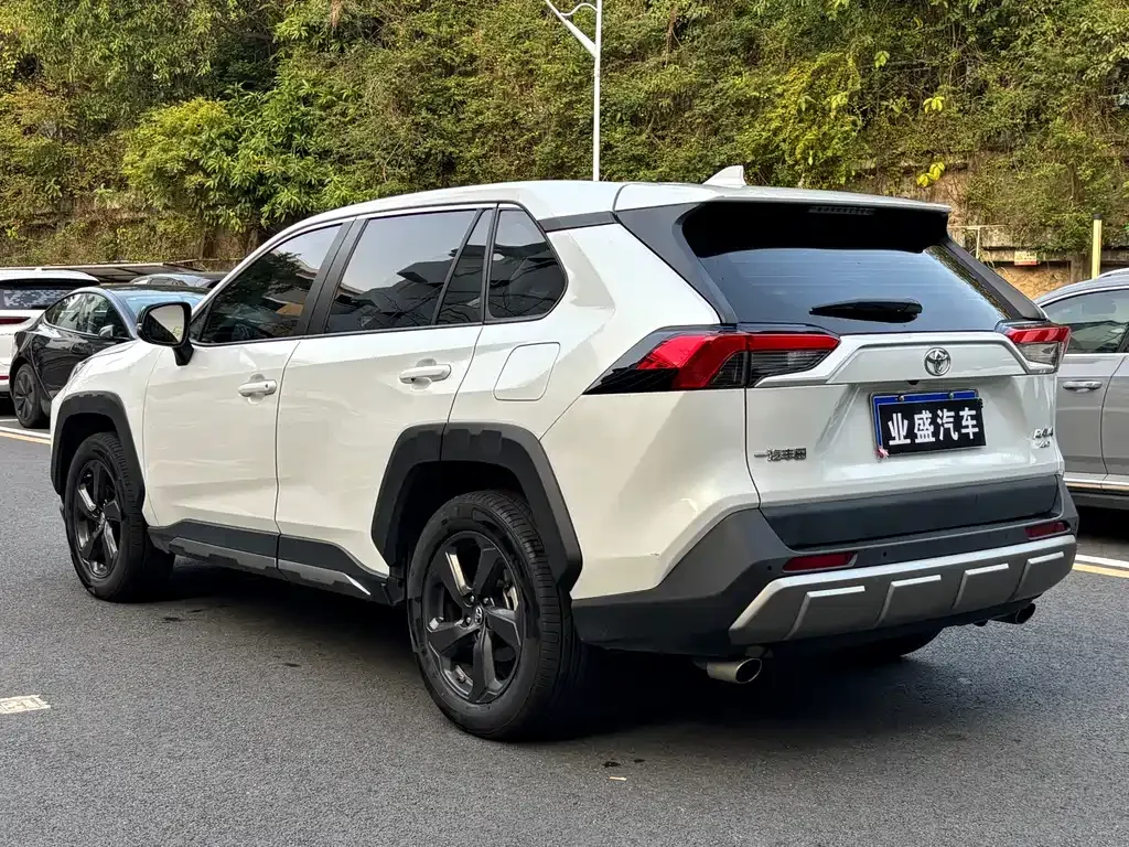 Toyota RAV4 — фото 5