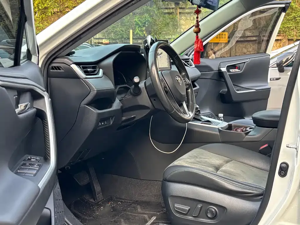 Toyota RAV4 — фото 2