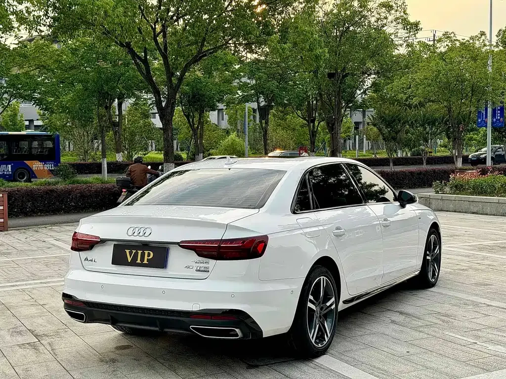 Audi A4L 2021 из CN, фото 9