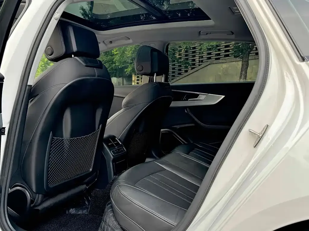 Audi A4L 2021 из CN, фото 3