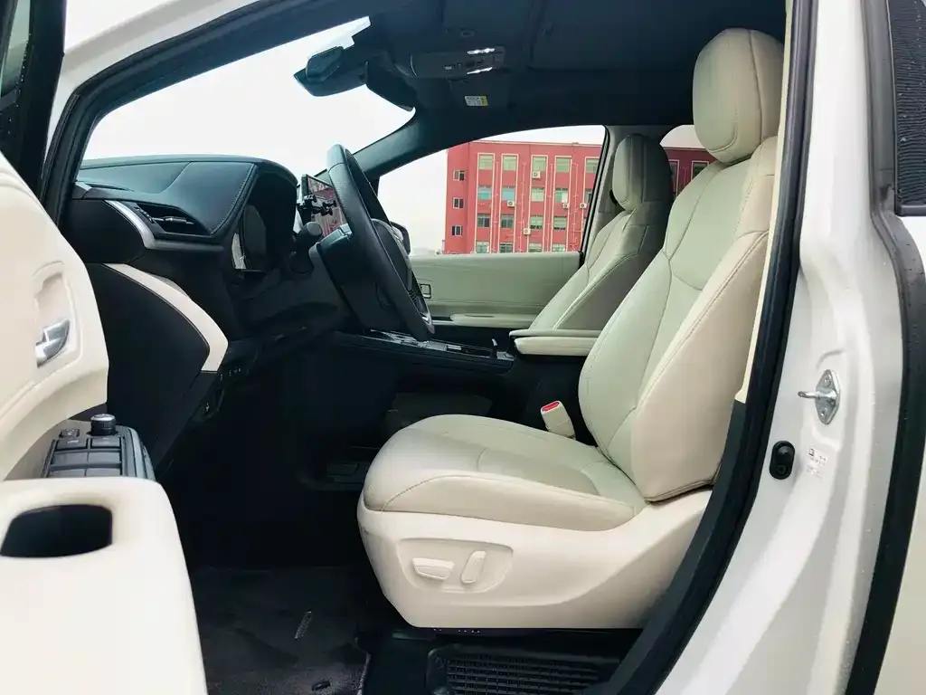 Toyota Sienna 2024 из CN, фото 2
