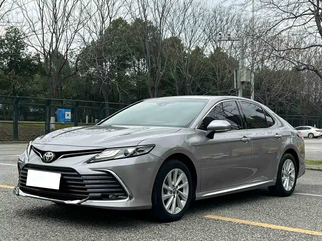 Toyota Camry — фото 1