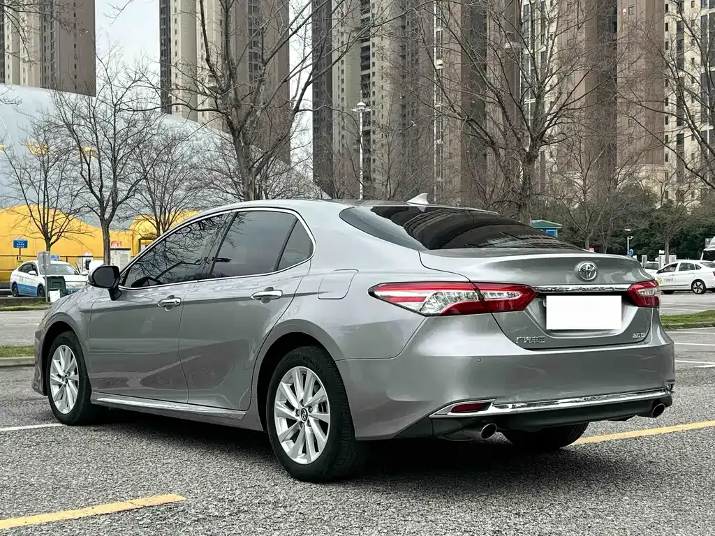 Toyota Camry — фото 5